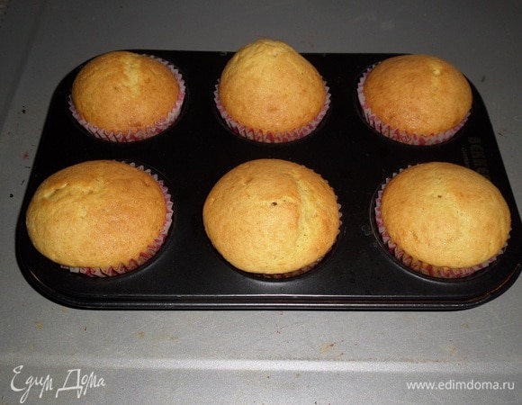 Помещаем формы с тестом в разогретую духовку. Выпекаем 20 минут при 180°C. Время выпекания будет зависеть от используемых формочек и Вашей духовки. Затем полностью остужаем кексы.