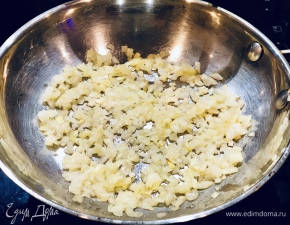 На сковороде сделать луковую зажарку на сливочном масле. Жарить лук до легкого золотистого цвета.