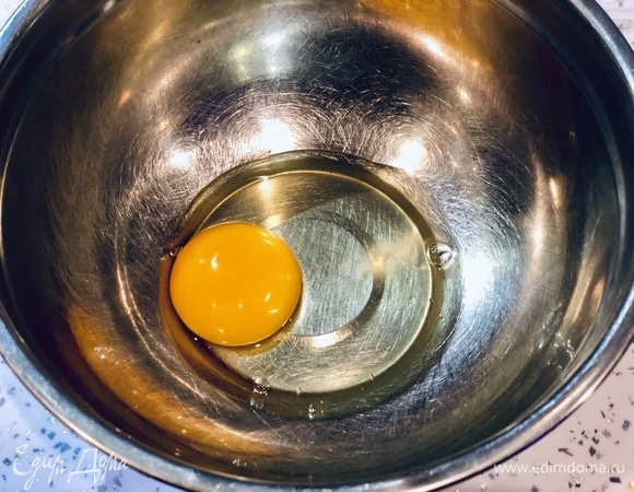 Яйцо взбить.
