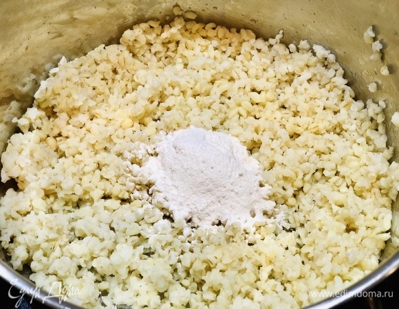 В остывший булгур добавить муку и хорошенько перемешать, чтобы не было даже маленьких комочков.