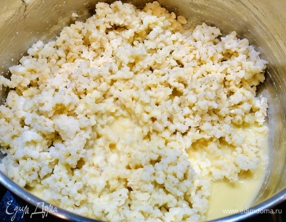 Влить в эту массу взбитое яйцо и снова перемешать.