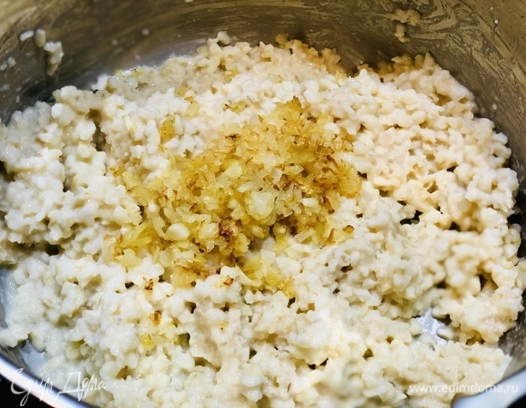 Затем добавить обжаренный лук с маслом.
