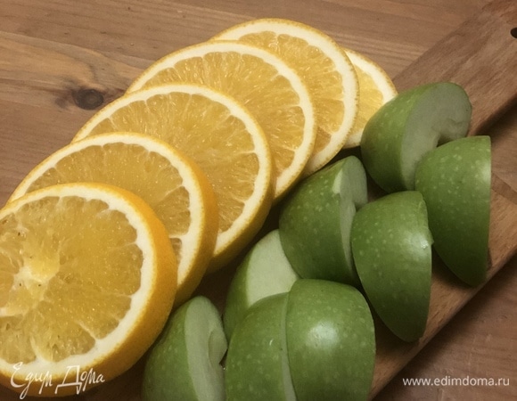 Нарезать апельсины кружочками, а яблоки дольками.