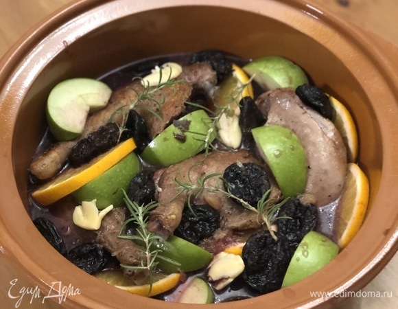 Вылейте полученную смесь в форму с ножками и добавьте раздавленные ножом зубчики чеснока и веточки розмарина.