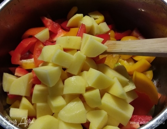 В кастрюле разогреть масло и пассеровать лук с чесноком до прозрачности. Добавить сельдерей, перец и 2 картофелины, обжарить вместе несколько минут.