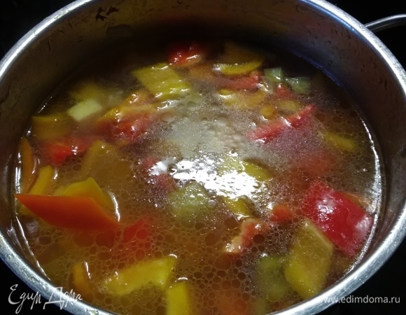 Влить бульон, довести до кипения, уменьшить огонь и варить до готовности картофеля. Зимой лучше использовать куриный, а летом можно и овощной бульон.