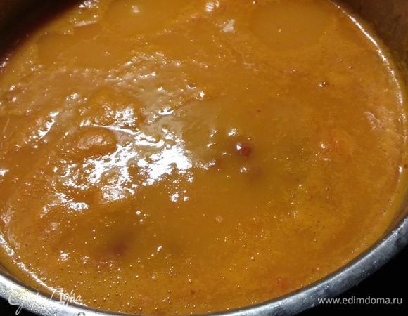 Теперь нужно пюрировать суп погружным блендером до однородной консистенции. Возможно, вам захочется добавить бульон, если суп покажется слишком густым. Оставшийся картофель нарезать мелким кубиком и добавить в суп. Через 10 минут нарезать и добавить в суп чоризо. Варить на медленном огне до готовности картофеля. В конце посолить и поперчить по вкусу. Использовать в супе чоризо непринципиально, можно заменить на любые пикантные колбаски.