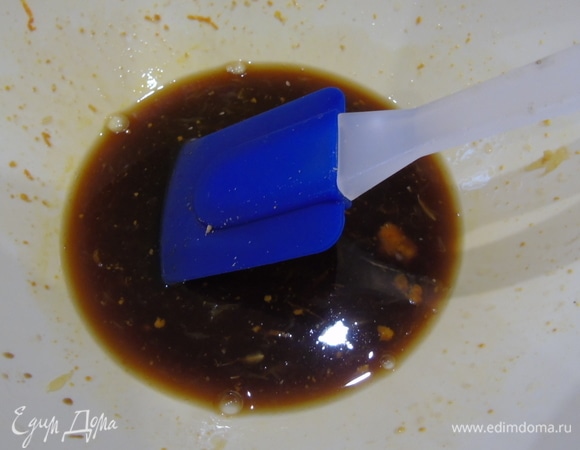 Готовим маринад. С одного апельсина снимаем цедру и выжимаем сок. Добавляем к цедре и соку соевый соус и раздавленный перец, я использую розовый, мы можете заменить на любой по своему вкусу