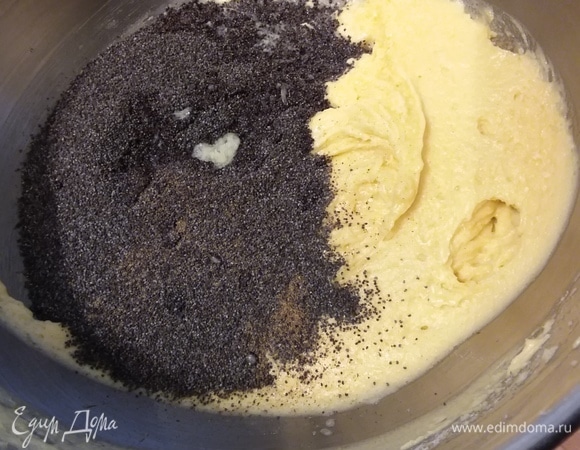 Разделить тесто на две равные части. К одной добавить 2 ст. л. ликера (яичного, Baileys, Lillit) или заменить на молоко. Во вторую часть теста вмешать мак и лимонный сок.