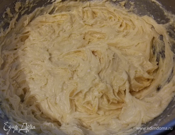 Отдельно смешать муку с разрыхлителем и щепоткой соли. Всыпать муку к яично-масляной смеси, добавить столовую ложку молока и перемешать. Мешать не долго, но, чтобы не было комочков.