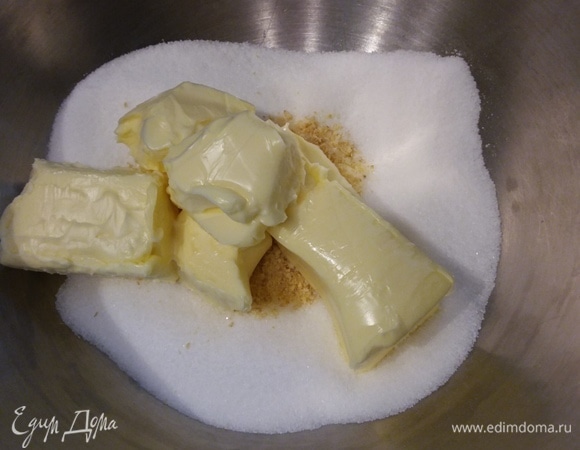 Оба вида сахара и цедру лимона взбить с маслом примерно 5 минут.