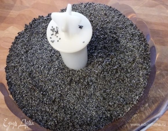 Для кекса понадобится размягченное сливочное масло и яйца комнатной температуры, также цедра 1 лимона и 75 мл лимонного сока. Мак перемолоть на мясорубке или пробить в блендере.