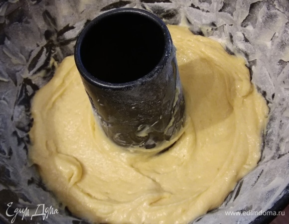 Форму для кекса смазать маслом и посыпать мукой или манкой. Выложить светлую часть теста, ложкой сделать в середине ложбинку.