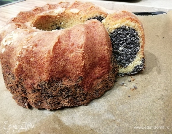 Выпекать в заранее разогретой до 150°C духовке около 40–50 минут. Тест на сухую палочку подскажет о готовности кекса. Сначала охладить на решетке и только после отрезать кусочек.