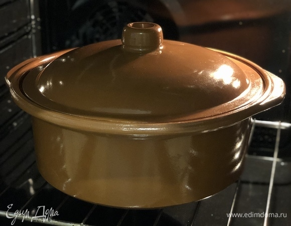 Накройте ножки крышкой или фольгой и запекайте в духовке на протяжении 1,5 часов при температуре 200°C.