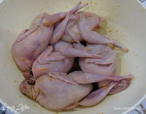 Перепелки моем и просушиваем бумажным полотенцем. Обтираем маринадом и оставляем минимум на пару часов, можно на ночь. Периодически поворачивая мясо в маринаде.