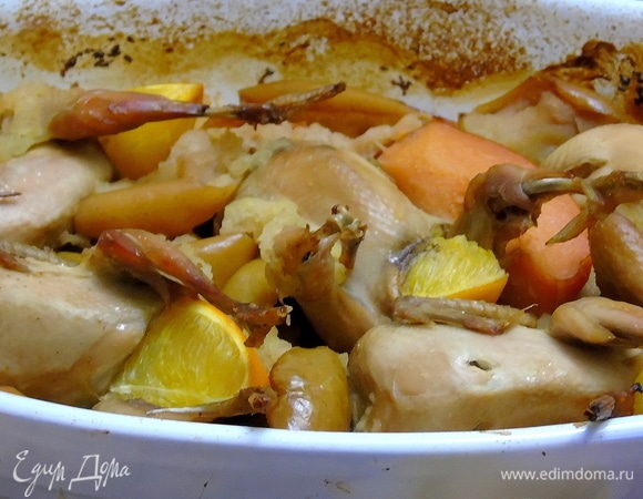 Накрываем форму фольгой и запекаем в разогретой до 200°C духовке около часа. За 10 минут до готовности снять фольгу и дать птице зарумяниться.