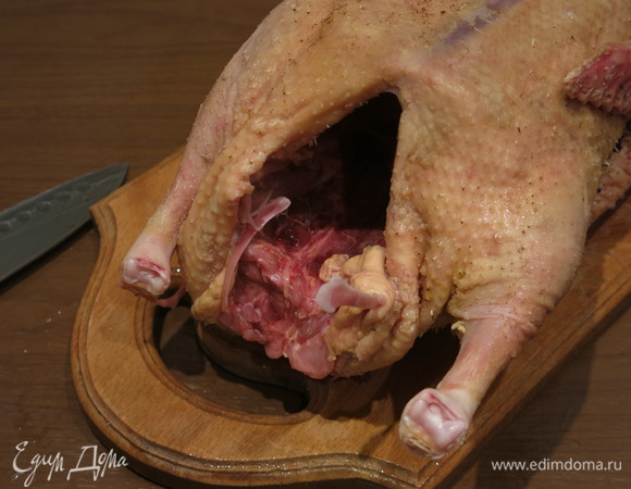 Приступаем к разделке утки. Вынимаем внутренности, если остались, промываем. Начинаем вынимать кости со стороны потрошения, обламываем хребет.