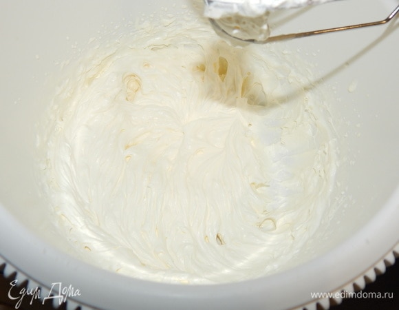 Охлажденные сливки взбить миксером до мягкого рисунка. Ввести лопаткой заварной крем во взбитые сливки, перемешать до однородной массы.