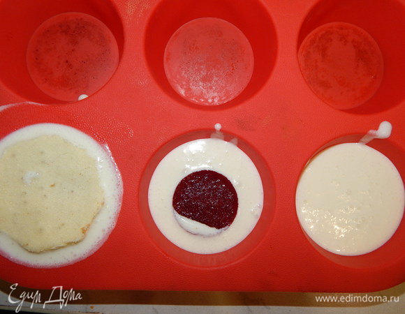 Берём силиконовые формочки или формочки для кексов. Вливаем немного ванильного мусса, выкладываем вишневое конфи, заливаем муссом и накрываем бисквитом. Убираем в морозильную камеру на ночь.