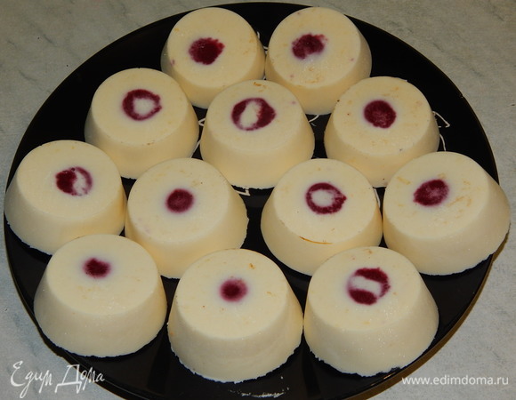 Вынимаем пирожные из формочек и даем постоять в холодильнике 2–3 часа.