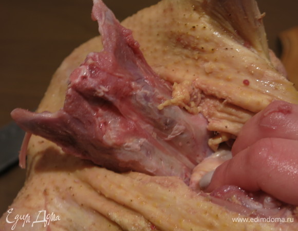 Зачищая ножом и помогая руками освобождаем кости от кожи и мяса. Как-то смотрела видео очистки перепелки, мастер-шеф все очищал руками, такой способ и отчасти применим и к утке, сперва чуть зачищаем ножом, потом отделяем руками кость.