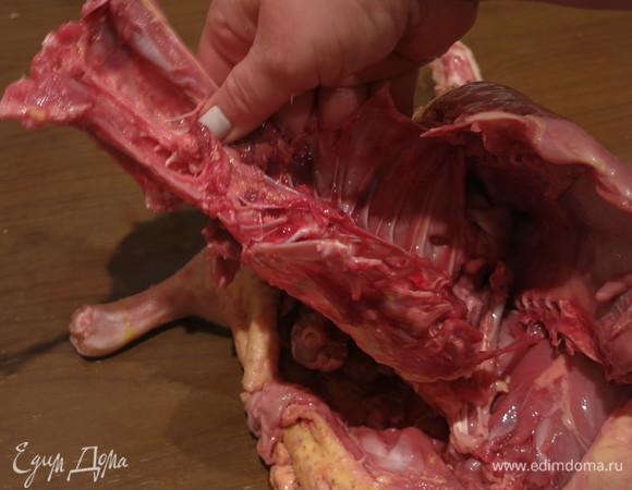 Разрезаем по ребрам с двух сторон и вынимаем каркас костяной. С грудной частью можно поступить по-разному: отрезать грудные кости и вытащить, а мясо оставить, можно вытащить грудную часть с мясом на кости. Срезать грудку и приготовить ее отдельно, а можно снять грудку с кости и фаршировать утку собственной грудкой.