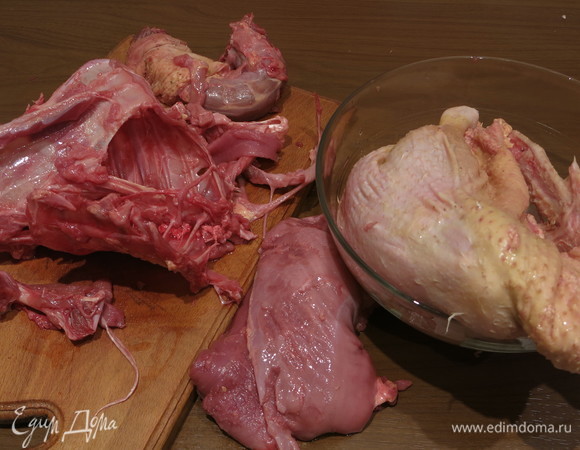 Получается три «комплекта» — кожа с лапами и крыльями, грудки и кости. Кости используем для приготовления бульона.