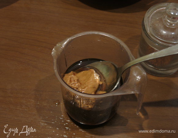 Для маринада смешиваем соус соевый, масло растительное и горчицу.