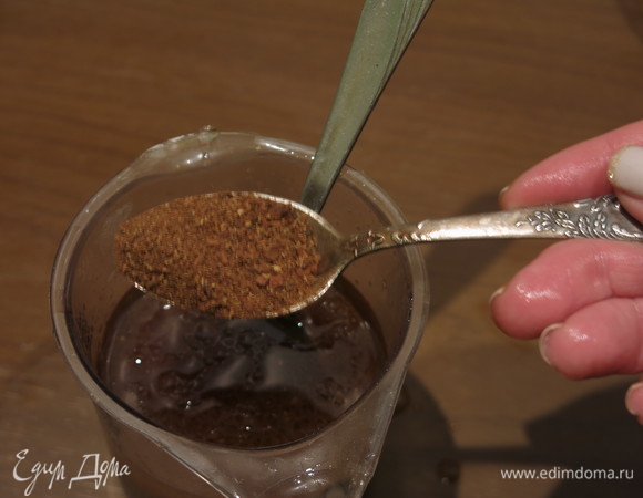 Добавляем ложку 5 специй. Как приготовить эту приправу можно посмотреть в рецепте «Утка в соусе хойсин».