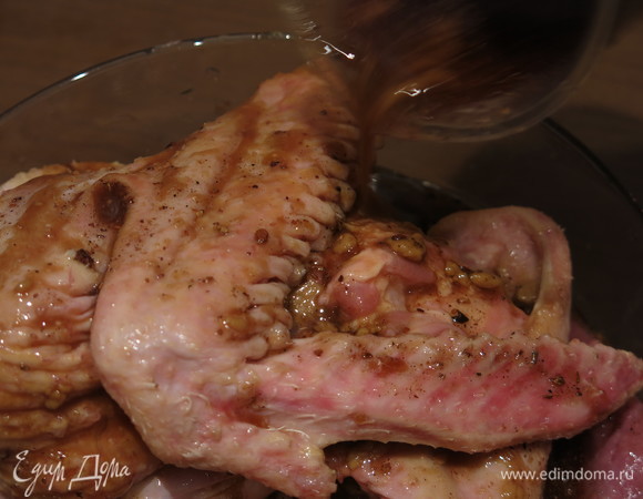 Заливаем утку, кожу и грудки маринадом и оставляем в холодильнике на ночь. Если нет времени 2–3 часа.