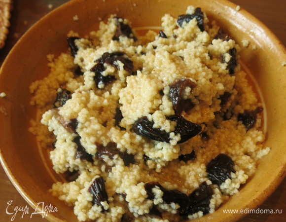 Для начинки нарезаем чернослив и грушу. Если они твердые, то надо залить кипятком предварительно. Отвариваем крупу (на 300 мл воды 100 мл крупы) — у меня чумиза, полезная зерновая культура, выводит шлаки, токсины, богата по витаминному составу. Это древнейшая культура, ее называют итальянским просо, буда, кунгу (Индия), гуцза, сяомизца (Китай), ава (Япония), гоми (Грузия, в смеси с кукурузой). Происхождение Китай. Случайно подобрала этот ингредиент, и с происхождением культуры попала в тему маринада — он на основе маринада для утки по китайскому рецепту. Как замену можно использовать пшено. Но в чумизе нет жесткой оболочки.