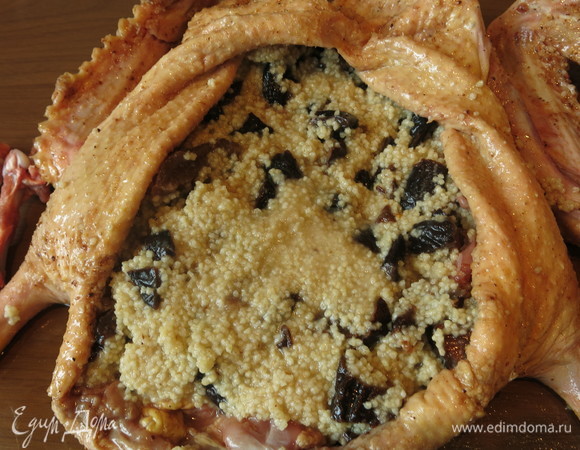 Закладываем часть каши с фруктами в утку.