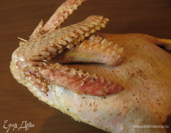 Лапы не обрезала, сложила их крестом, на них будет «стоять» утка.