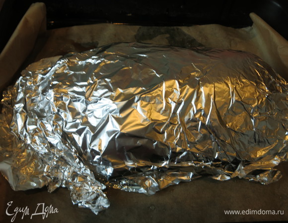 Закрываем двумя слоями фольги, ставим в духовку на 1,5–2 часа при 220°C.