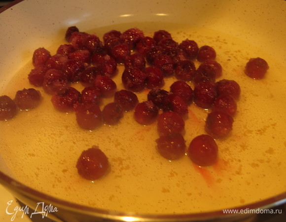 Готовим соус: в половнике бульона прогреваем вишни.