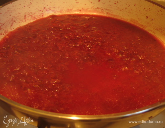 Измельчаем, насыпаем 1/2 чайной ложки пяти специй.