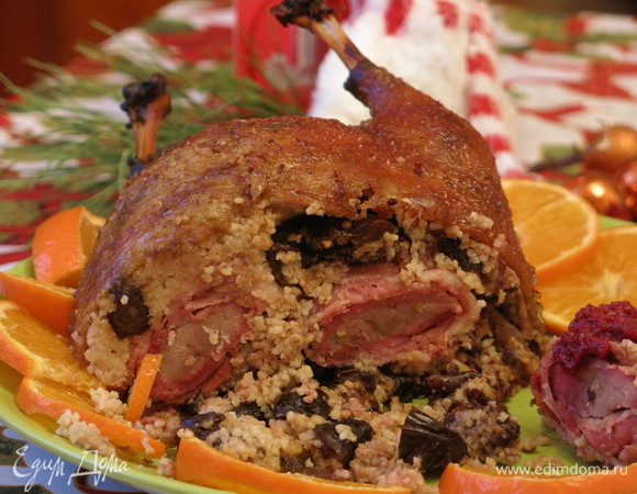 Утка, приготовленная таким способом, удобна для подачи, нарезаем ее как галантин, на разрезе получается рисунок «павлиний глаз» — грудка в беконе. Каша насыщена вкусами груши и чернослива, мясо сочное, вишневый соус приятно добавляет вкусовую фруктовую картину. Приятного аппетита!