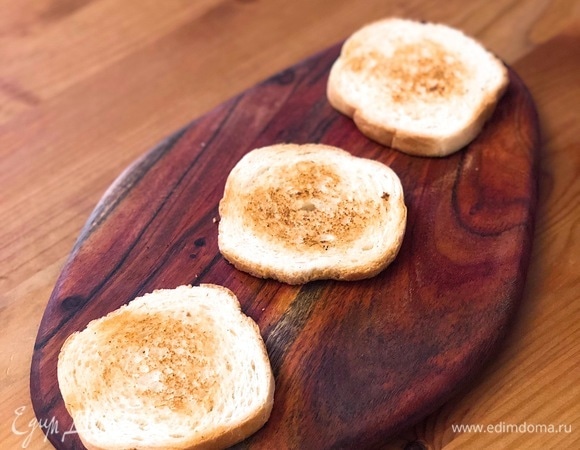 На сухой сковороде поджарить хлеб до румяной корочки.