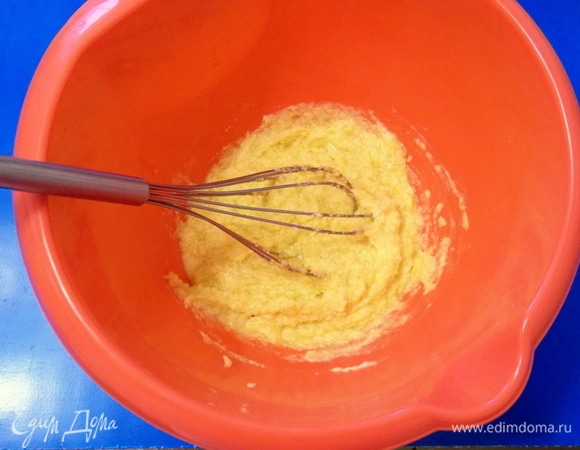Смешать мягкое масло, желтки, ванилин и сахар.
