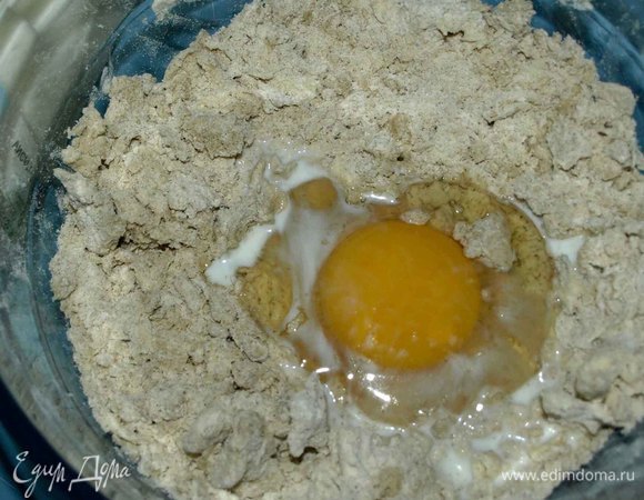 В миску просеять три вида муки, добавить соль, нарезанное кубиками сливочное масло (охлажденное). Перетереть в крошку. Добавить яйцо и столовую ложку молока (холодного). Замесить тесто.