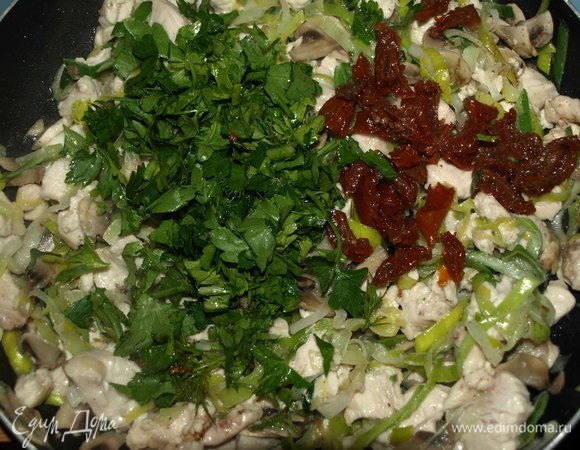 Петрушку мелко рубим, вяленые томаты режем. Снимаем с огня курицу с овощами. Добавляем петрушку и вяленые томаты. Оставляем, чтоб начинка остыла.