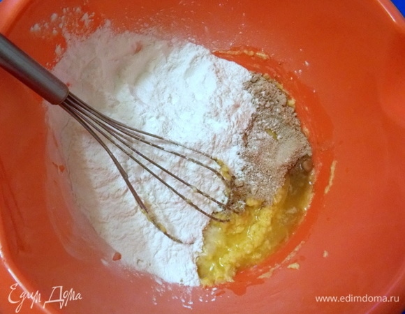 Добавить крахмал, миндальную муку и ром. Замесить тесто.