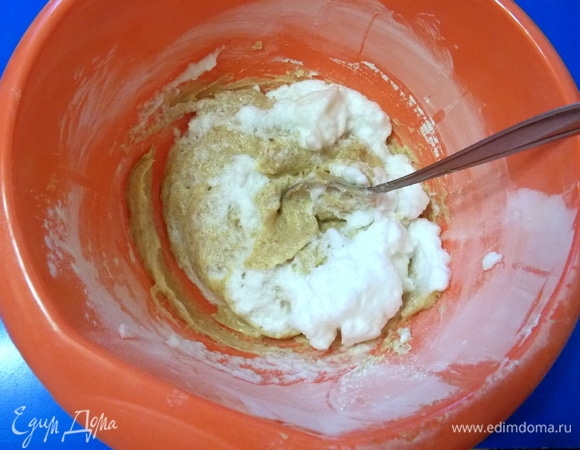 Белки взбить до крепких пиков и аккуратно смешать с тестом.