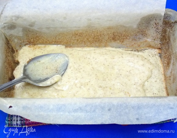 Выпекать при температуре 200°C до готовности слоя. Положить 2 ст. л. теста, разровнять и снова запекать до готовности слоя. Так продолжать пока не закончится тесто. Если хотите, чтобы слои хорошо просматривались при разрезании готового пирога, каждый слой запекать до золотистой корочки. Последний слой запекать до готовности пирога (спичка при вводе и извлечения должна остаться сухой).