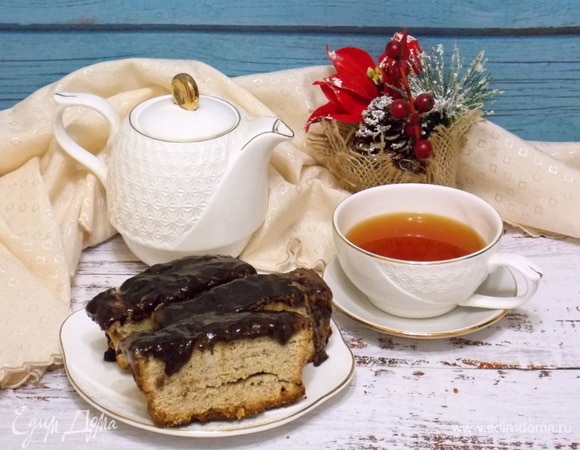 Растопить шоколад на водяной бане и покрыть верх пирога. Дать застыть шоколаду.