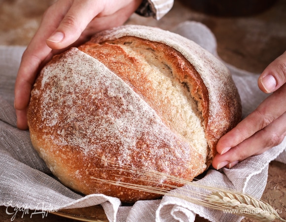 Когда духовка прогреется, на самый нижний уровень быстро установите противень с тестом, закройте духовку. Затем на сковородку, которую вы установили на самый низ, быстро плесните полчашки кипятка или закиньте 3 кубика льда, снова закройте духовку. Через 10 минут на мгновение откройте духовку, чтобы вышел пар, закройте дверцу, понизьте температуру до 210°C и пеките хлеб еще 20 минут. По истечении 20 вынут, достаньте хлеб из духовки и переложите на решетку для остывания.