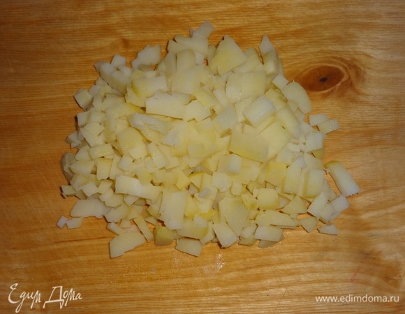 Картофель нарезать мелкими кубиками.