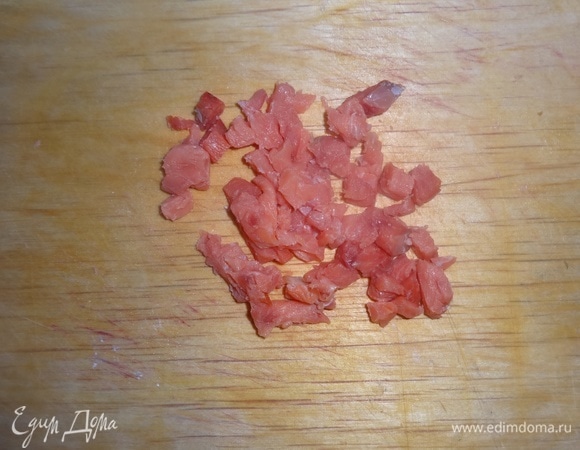 Рыбу нарезать мелкими кубиками.