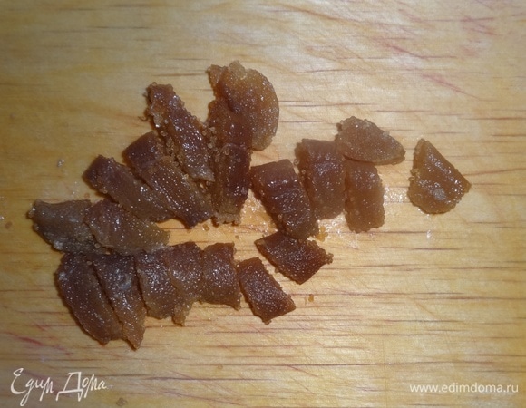 Икру копченой сельди нарезать небольшими кусочками.